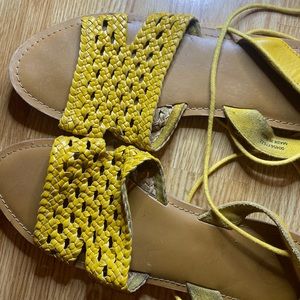 Mustard yellow Sandals 💛🤍